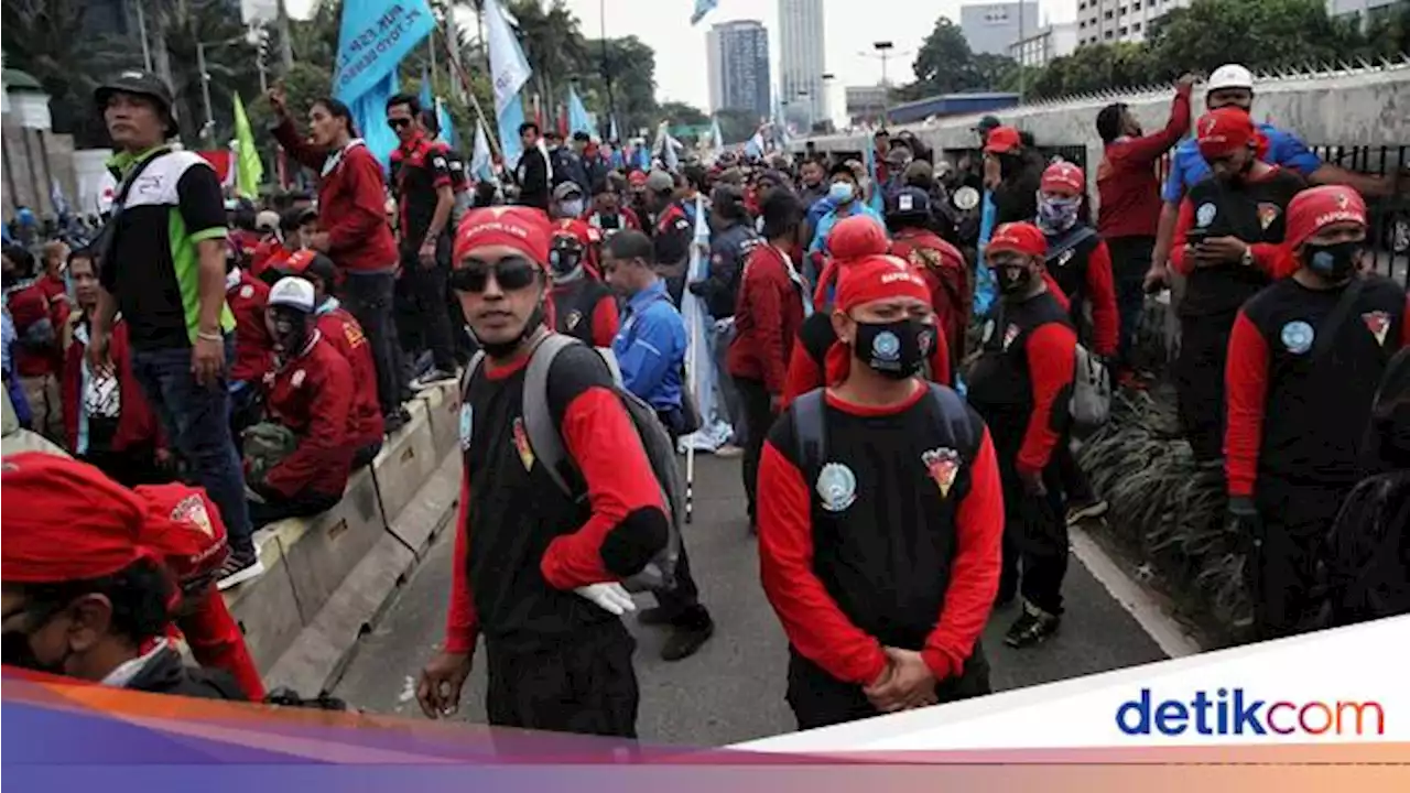 Tolak Harga BBM Naik, Ribuan Buruh Geruduk Gedung DPR 6 September