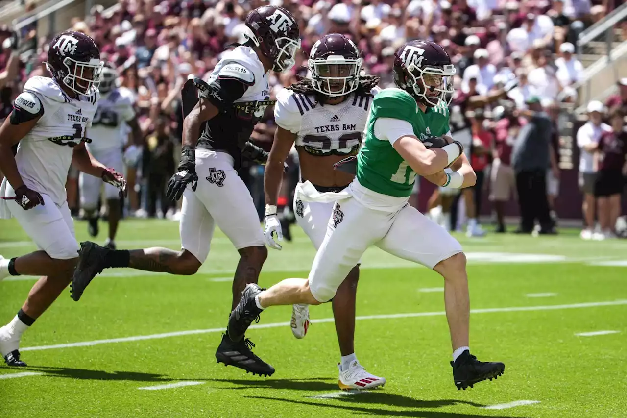 Aggies Haynes King didn't let broken leg keep him from bonding with team