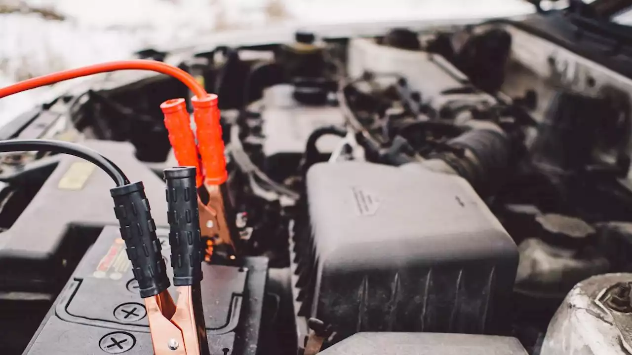 Batteria auto scarica: cosa fare, sintomi e come ricaricarla con o senza cavi