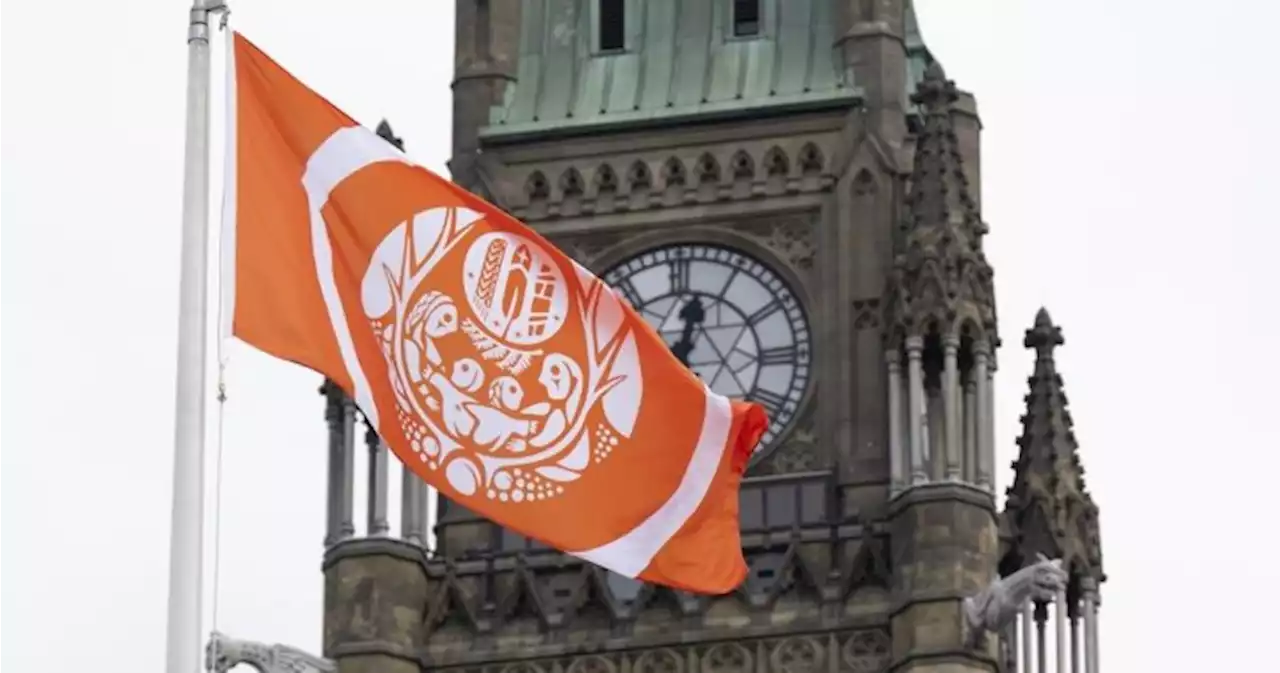 Survivors’ Flag raised on Parliament Hill to honour those harmed by residential schools - National | Globalnews.ca