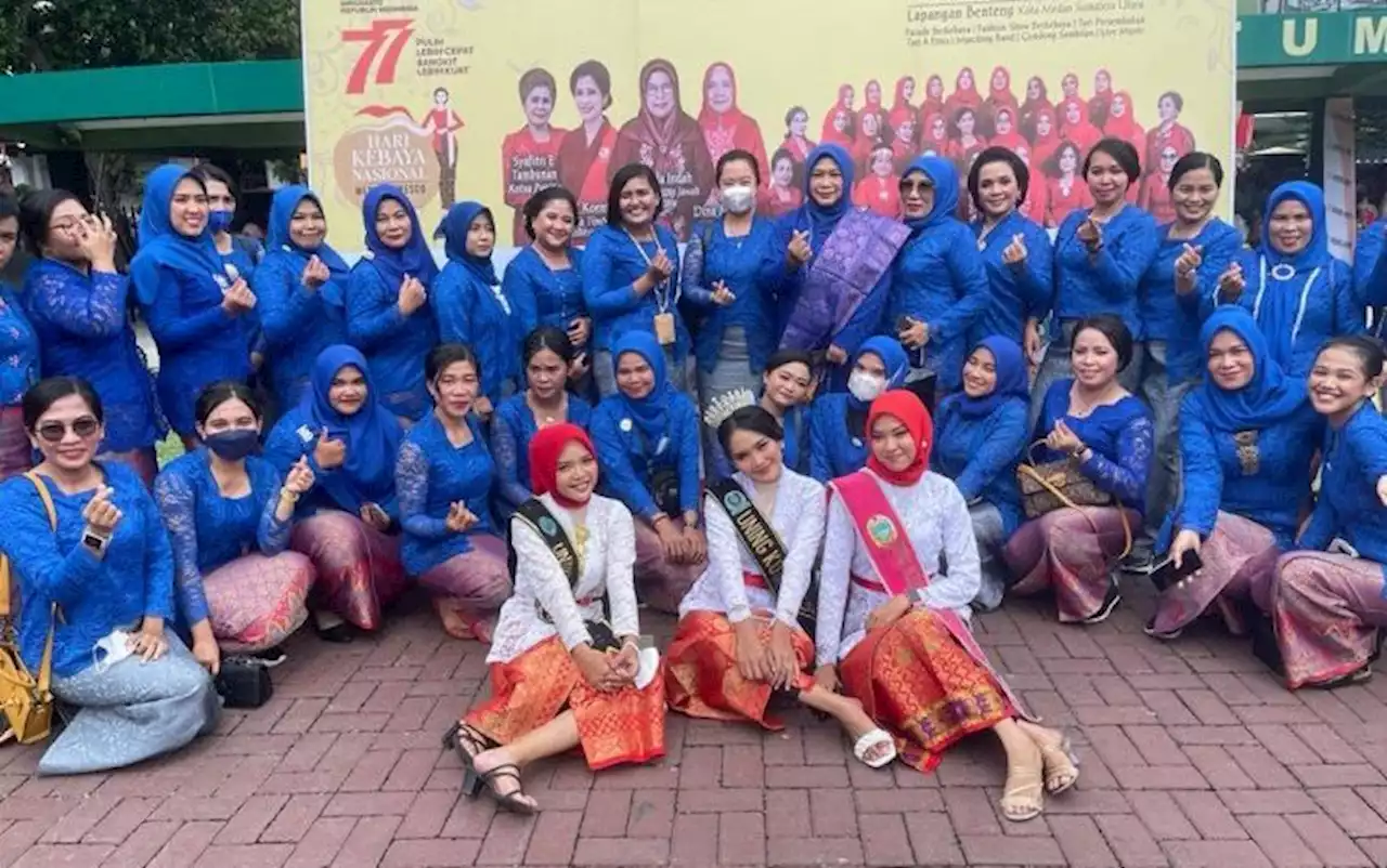 Polwan & Bhayangkari Sibolga Meriahkan Kebaya Goes To Unesco