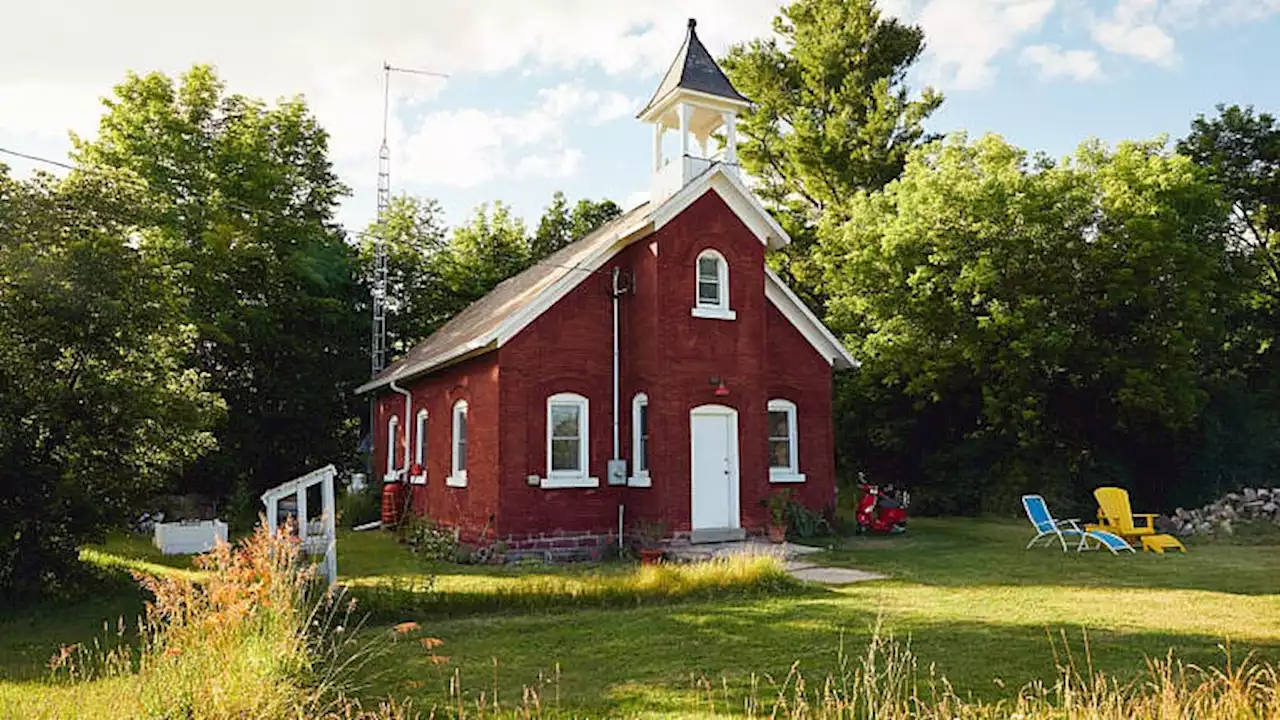 This painter turned a 1918 schoolhouse into the art studio of his dreams - Macleans.ca