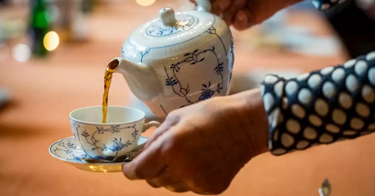 Tea drinkers enjoy possible health benefits, study suggests