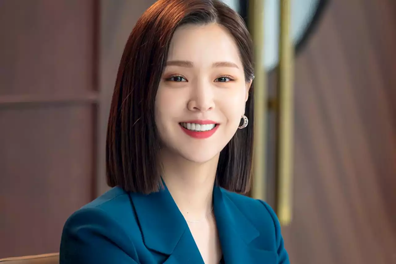 Kim Ji Eun Is A Confident Woman From A Prestigious Family Whose Life Changes After Meeting Namgoong Min In “One Dollar Lawyer”