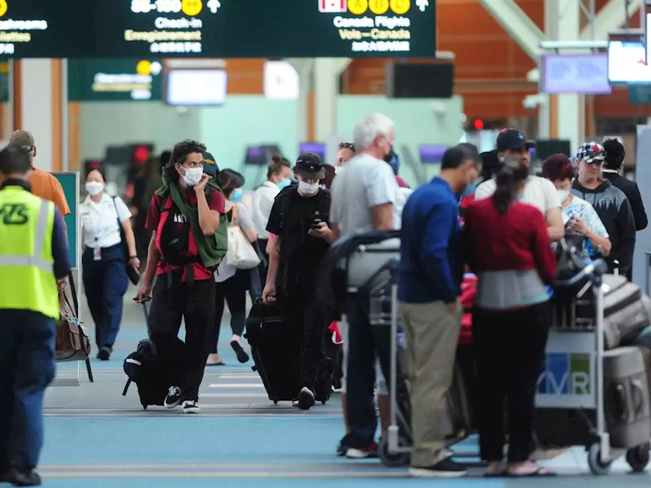 Long lineups at Vancouver airport triggered by widespread absenteeism as bonuses for screeners end