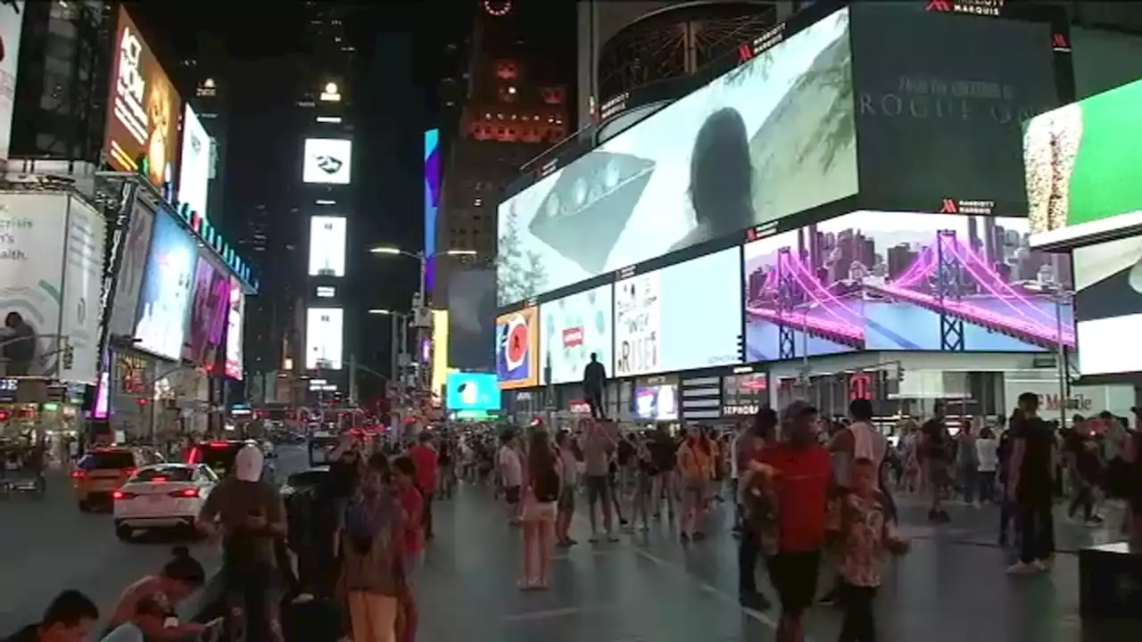 NYPD enacts emergency rule enforcing Times Square as a gun free zone ahead of new NY law