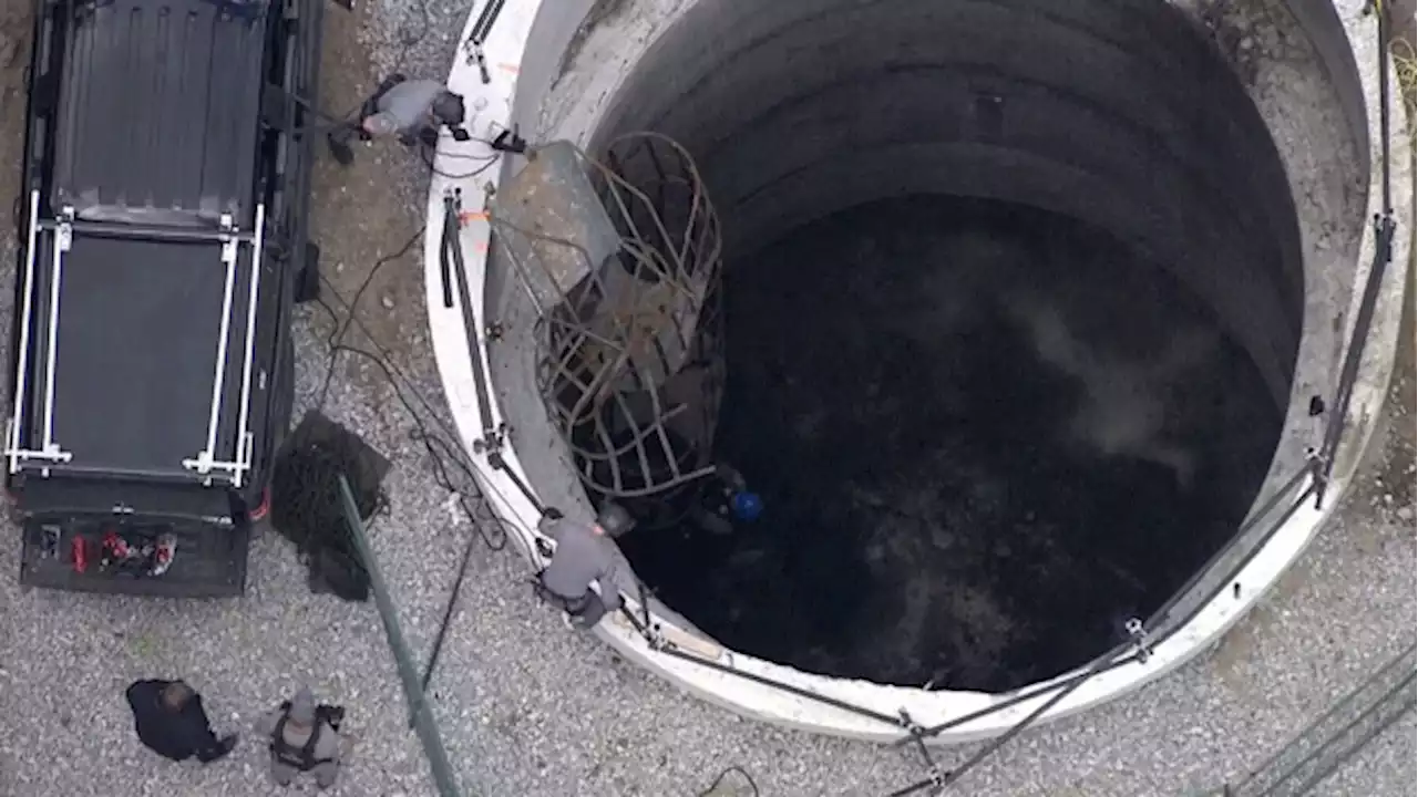 Police rappel into massive utility hole at site of Barrie crash that killed 6 people