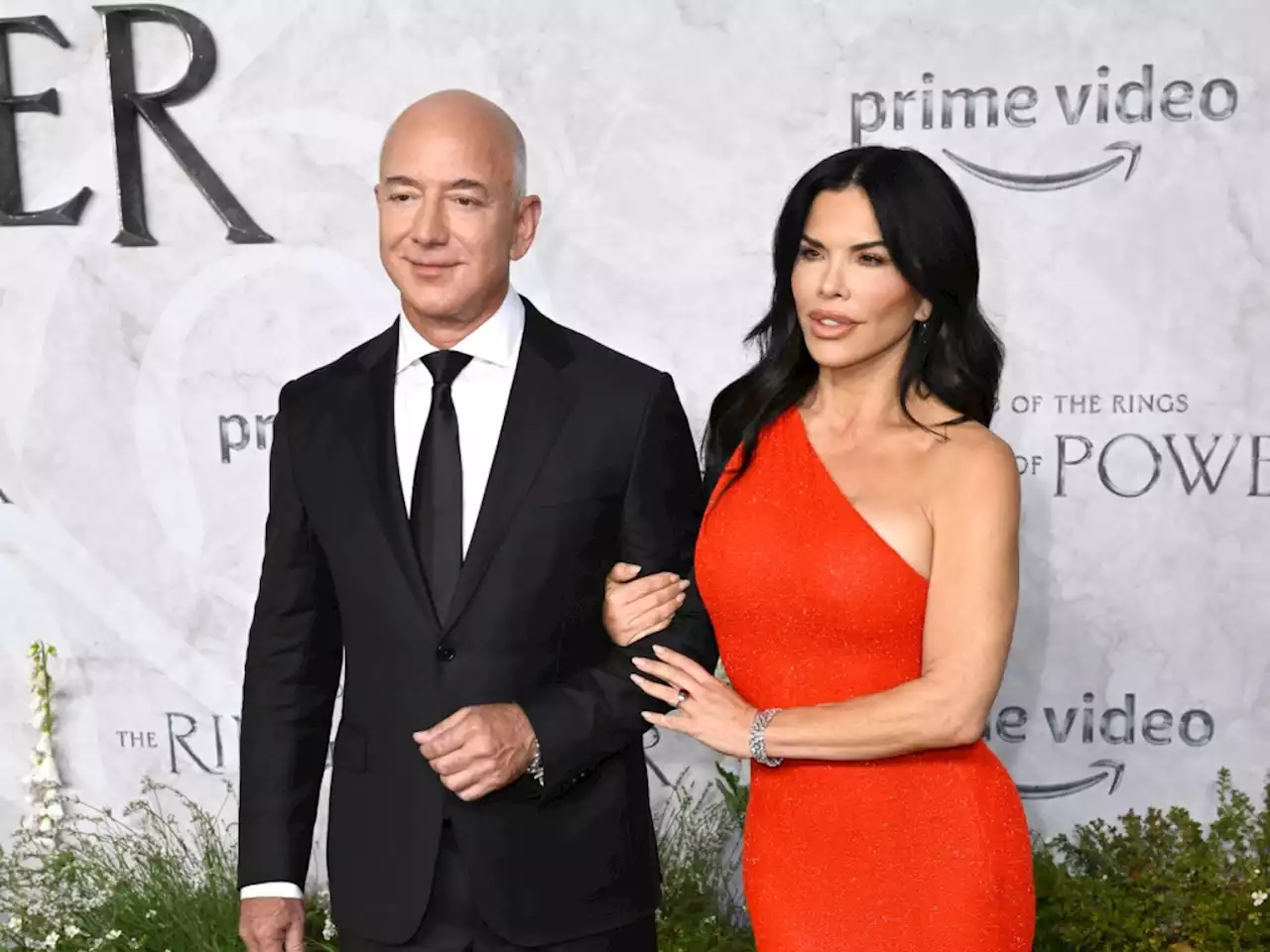 Jeff Bezos & Girlfriend Lauren Sanchez Flaunt Their Romance in Rare Red Carpet Appearance