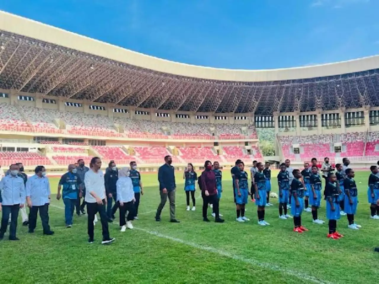 Resmikan Papua Football Academy, Jokowi Sebut Legenda Sepakbola Rully Nere hingga Elie Aiboy