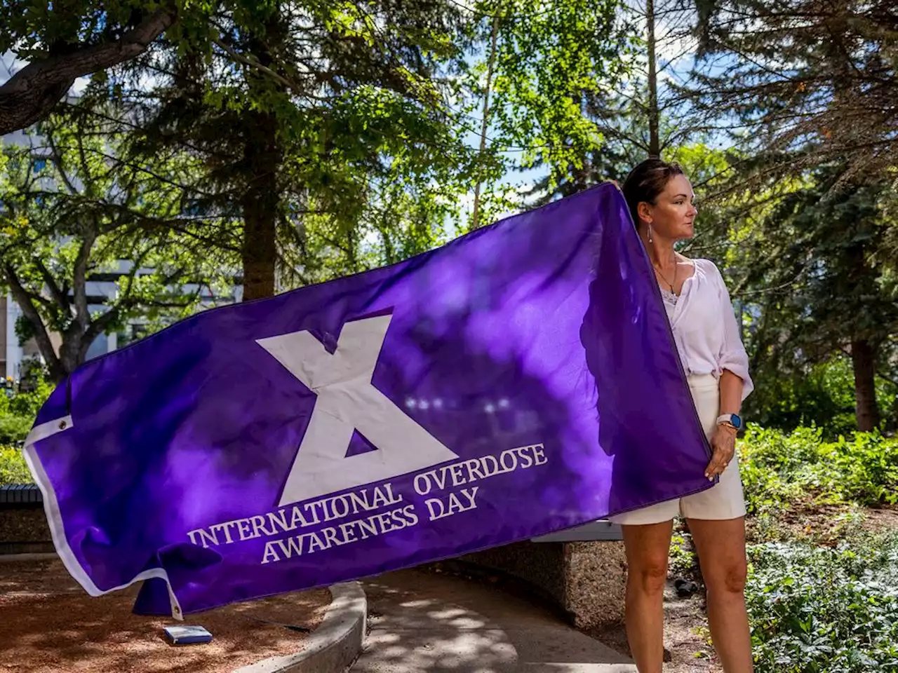 With shirts, flags and chairs, Saskatoon remembers lives lost to overdose