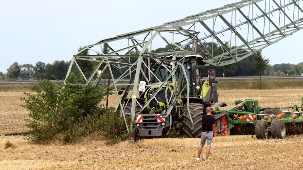 16-Jähriger fährt mit Traktor Mast um