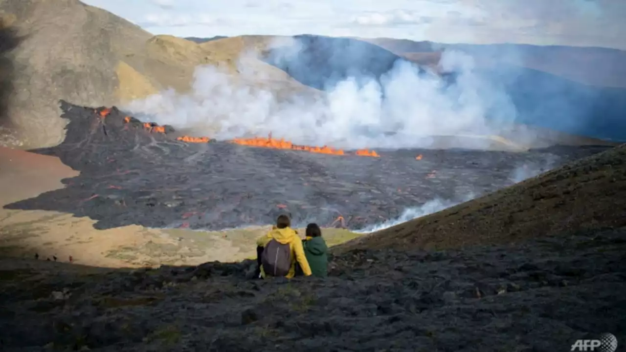 Spectators flock to Iceland volcano
