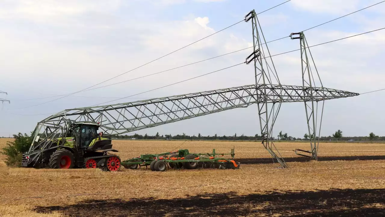 Weilerswist: Jugendlicher fährt mit Traktor Mast um und verursacht Stromausfall