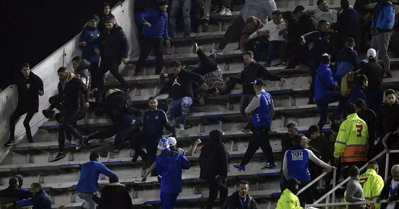 Video: los incidentes entre los hinchas de Vélez y los infiltrados de Talleres