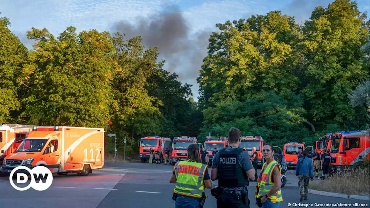 На западе Берлина после взрыва на складе с боеприпасами бушует пожар | DW | 04.08.2022