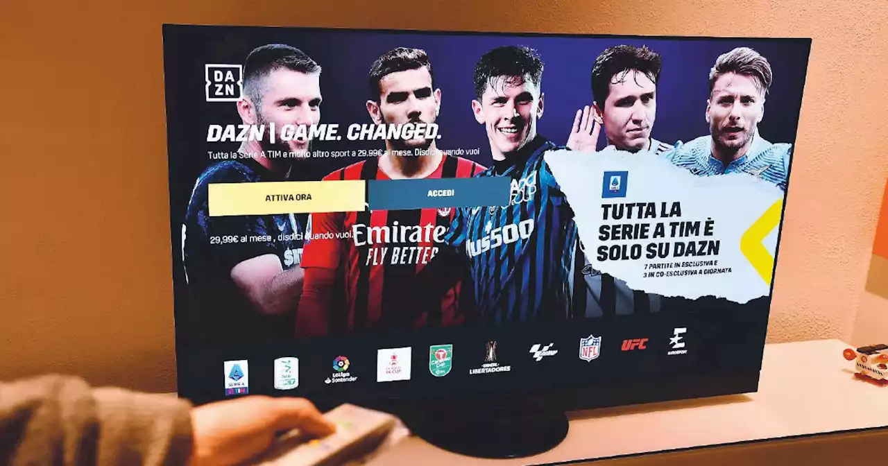 Accordo tra Dazn e Tim, il calcio non sarà più un'esclusiva. E il campionato riparte il 13 agosto - Il Fatto Quotidiano