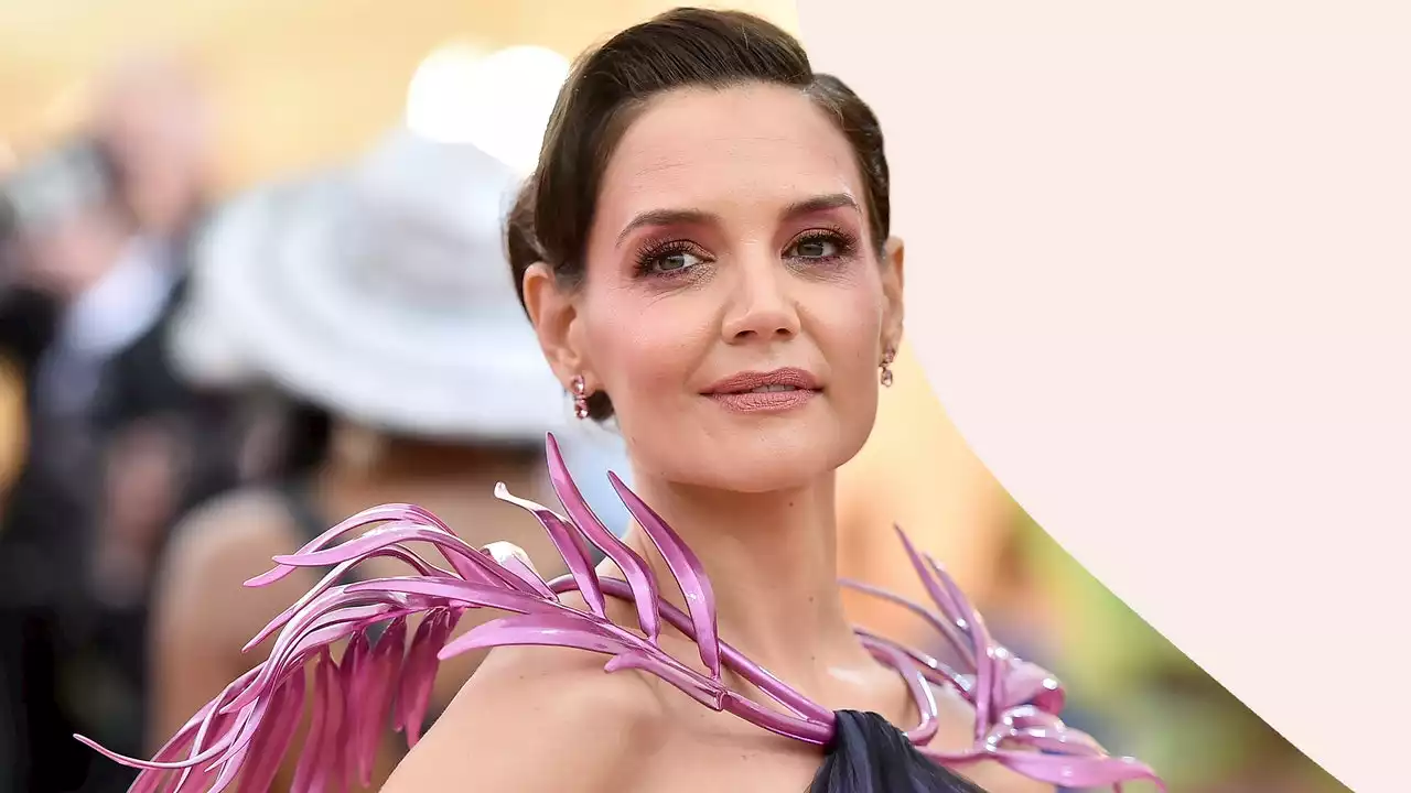 Katie Holmes basically wore a wool blanket in 35-degree heat and… well, what?!