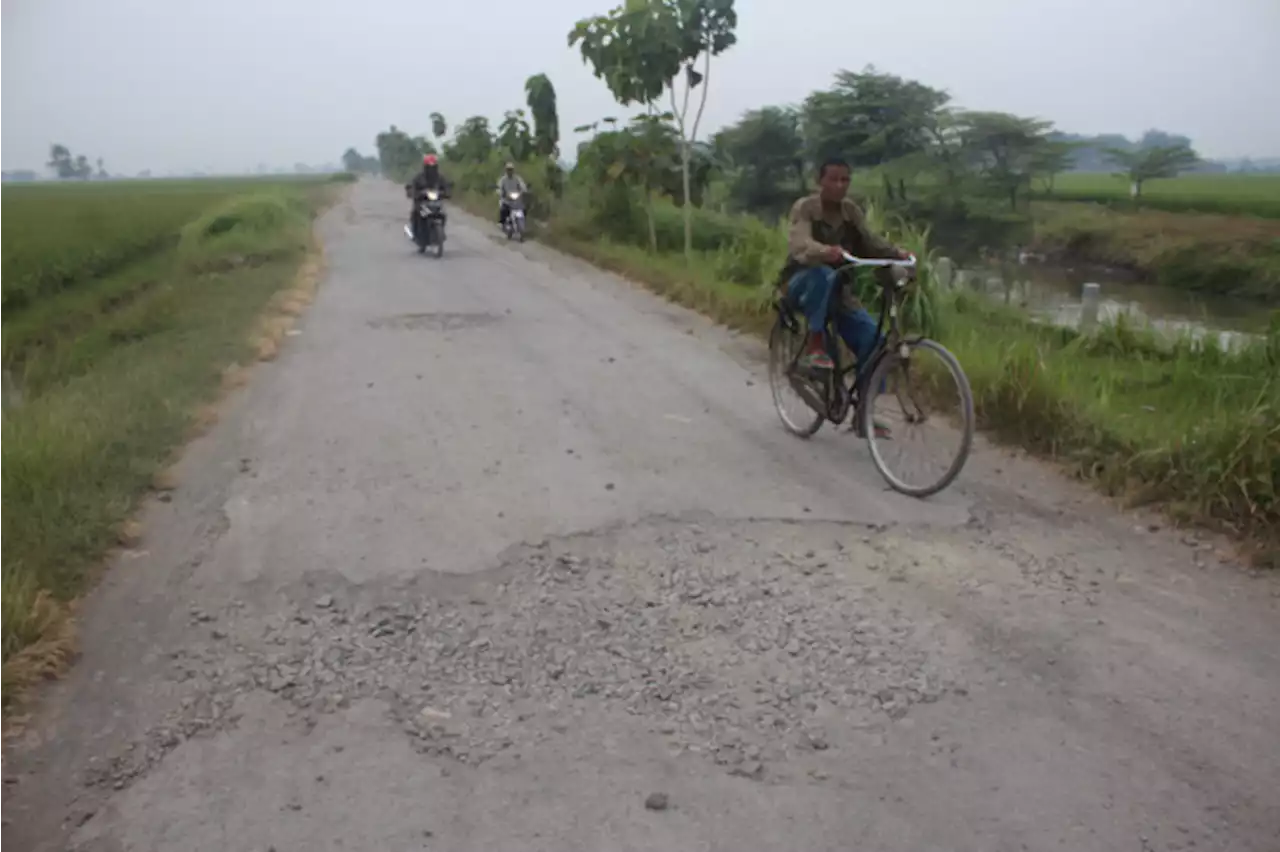 Jalan Kabupaten di Peterongan ini Makin Banyak Lubang dan Rusak Berat