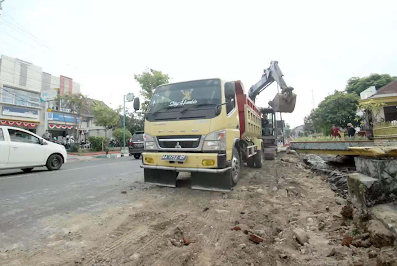 Tertunda Selama Dua Tahun, Trotoar Jalan Pemuda Jepara Akhirnya Dibongkar