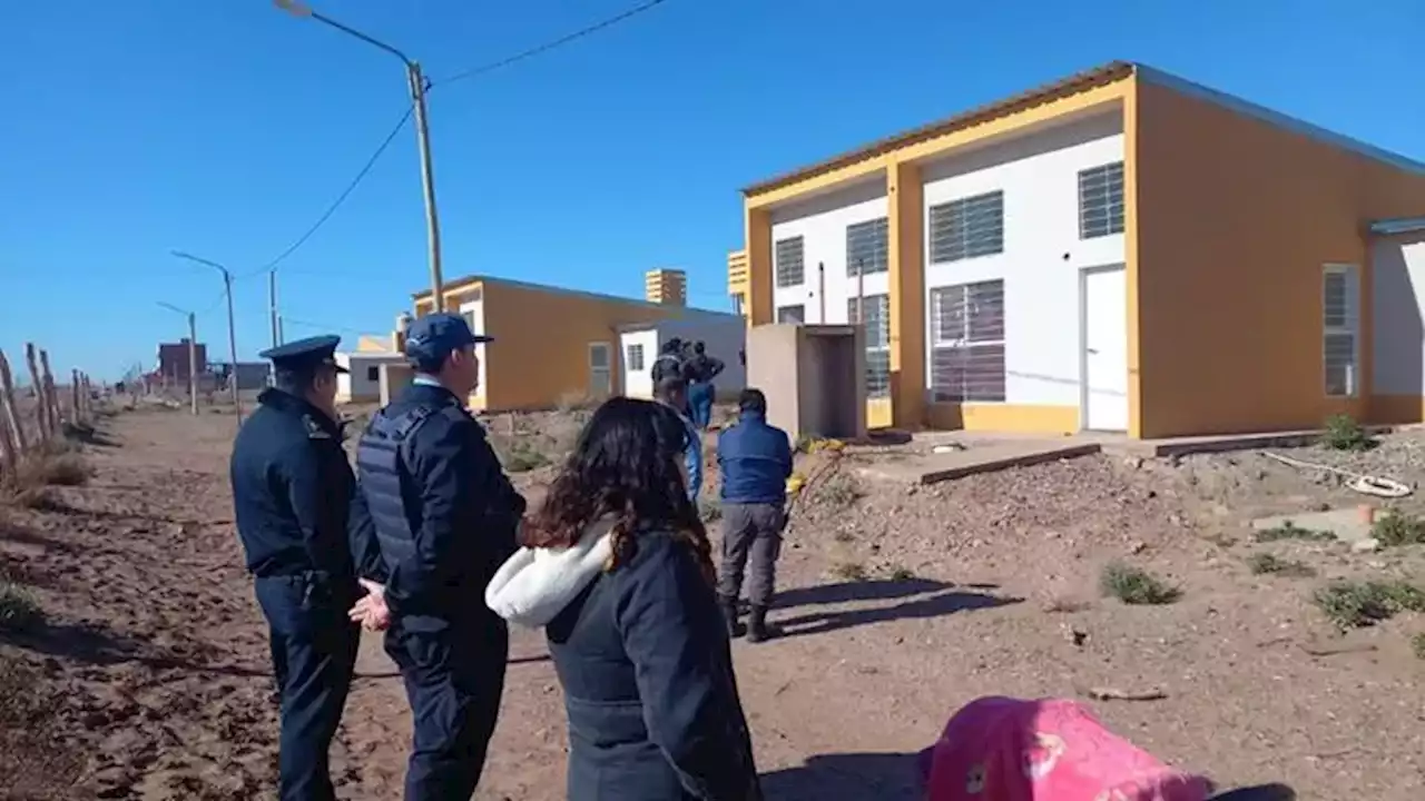 Vaca Muerta: denuncian la usurpación de 60 viviendas a medio construir en Neuquén