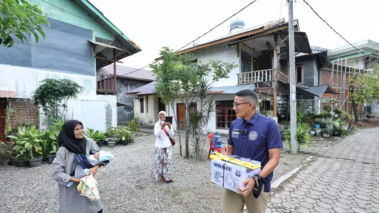 Sandiaga Uno Tenteng Bantuan Alat Produksi Pengrajin Kriya Lobster di Aceh