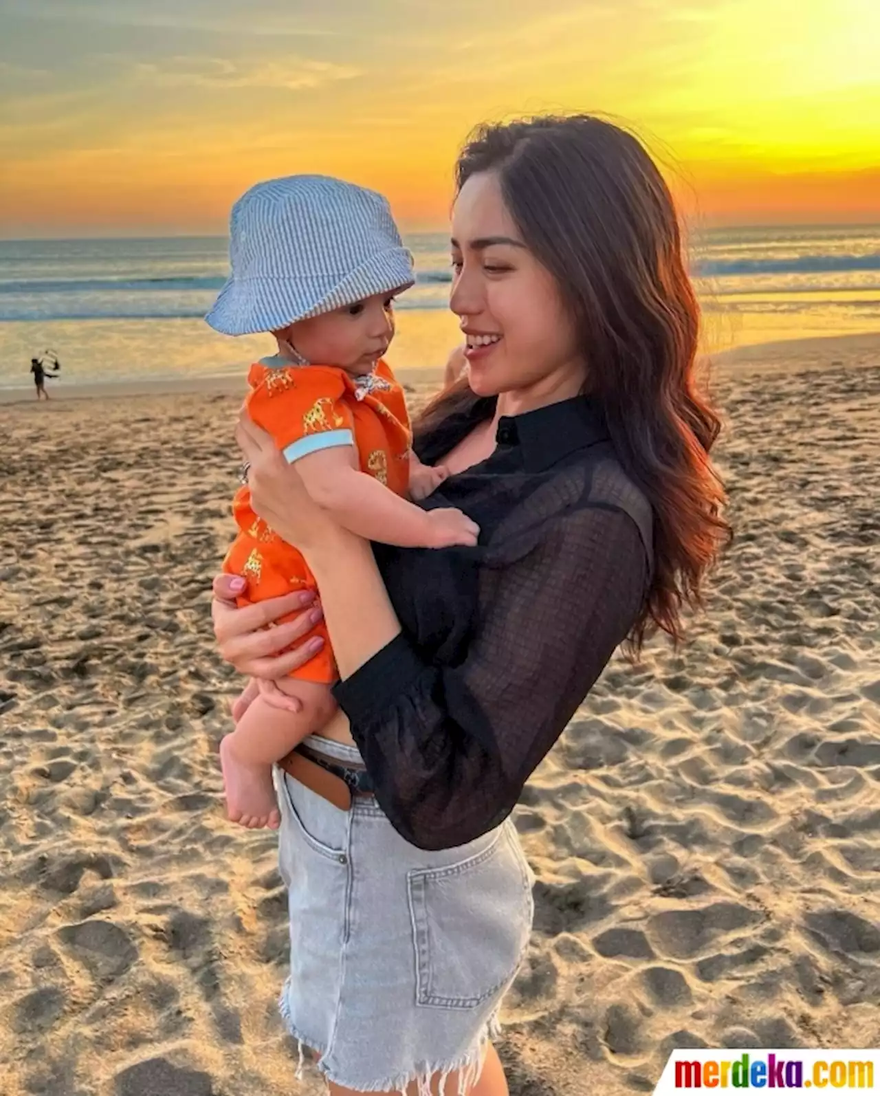 Foto : Jessica Iskandar Ajak Baby Don Pertama Kali ke Pantai, Body Goalsnya Bikin Salfok | merdeka.com