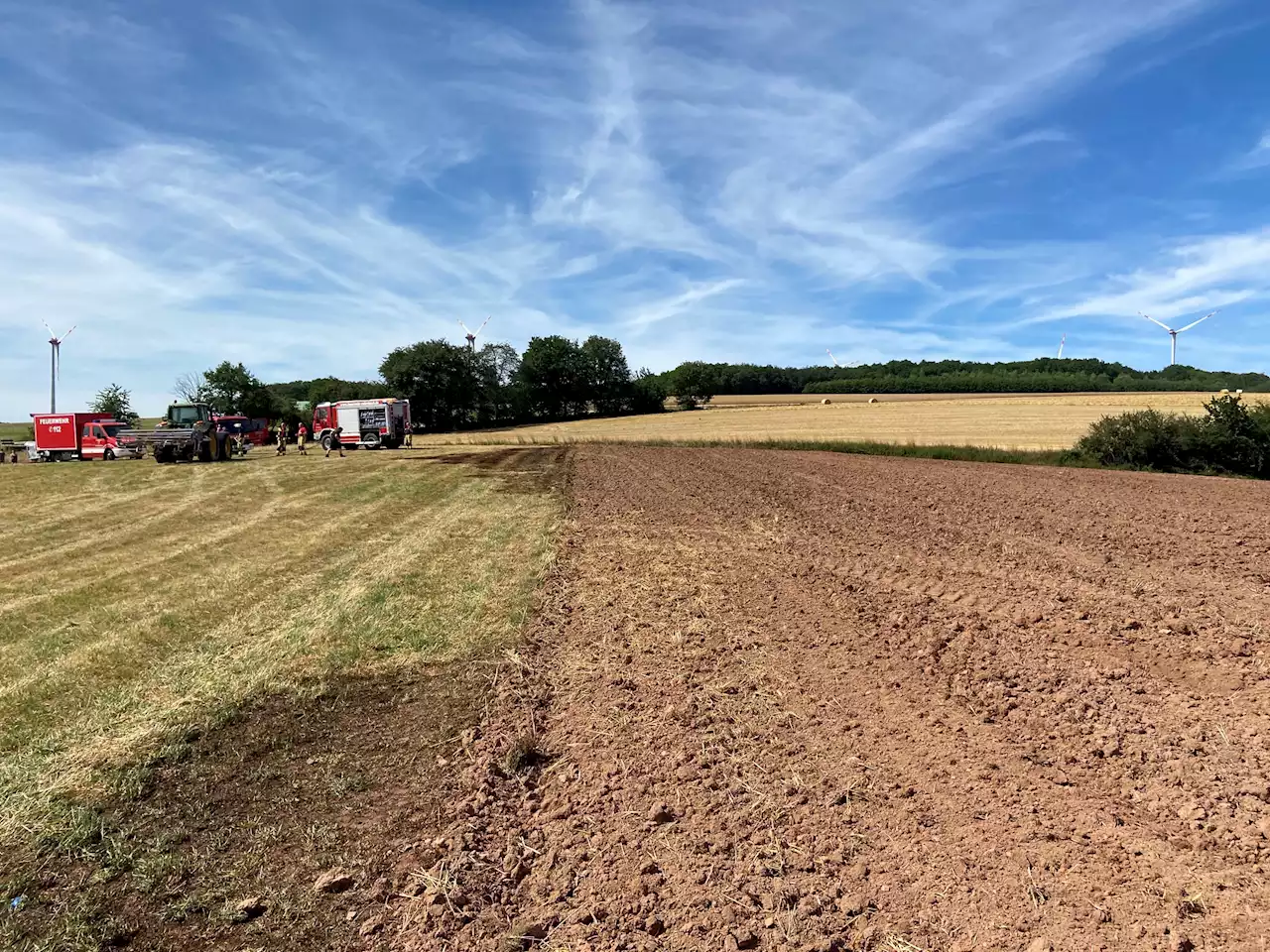 Feuer greift von Traktor auf Acker über – hoher Schaden