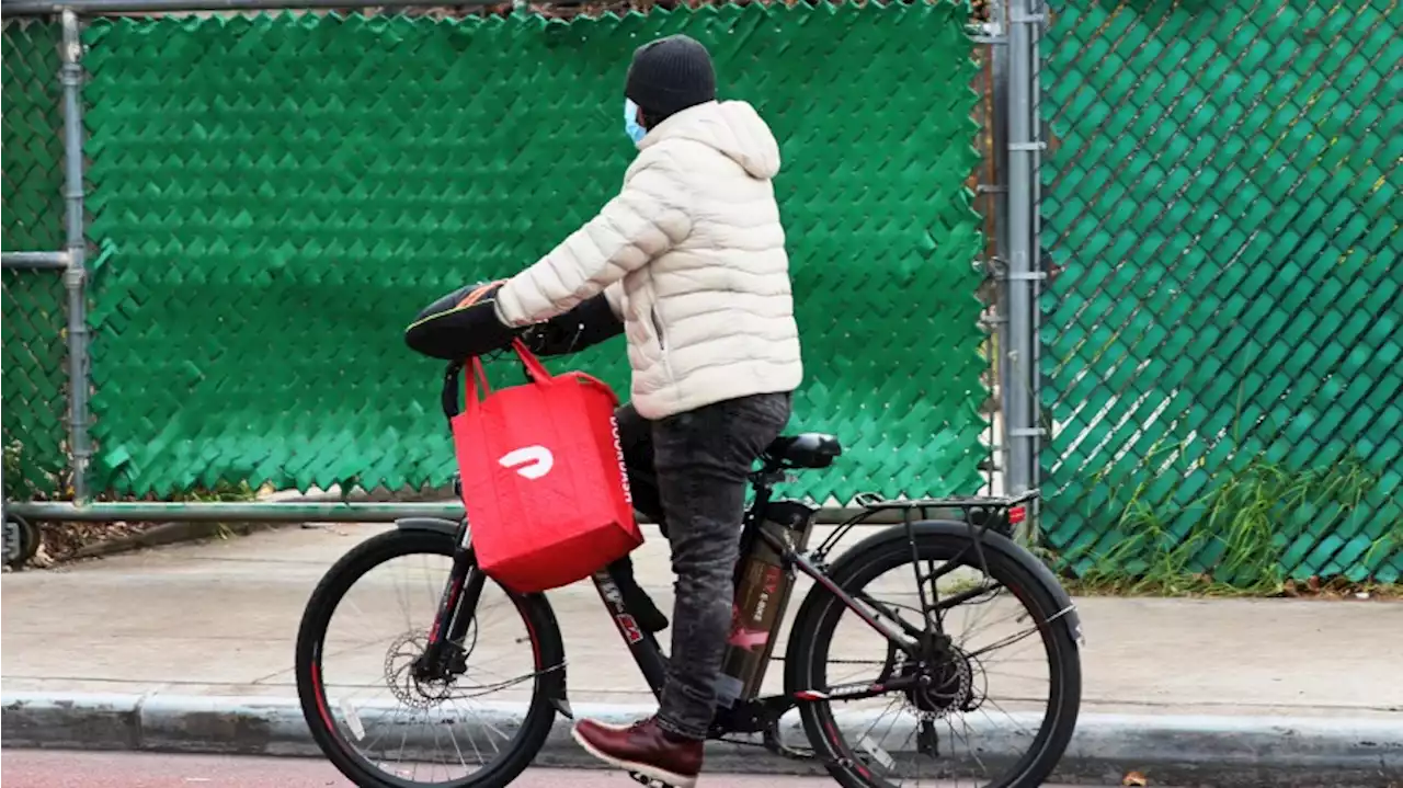 Seattle permanently issues 15% cap on food-delivery fees