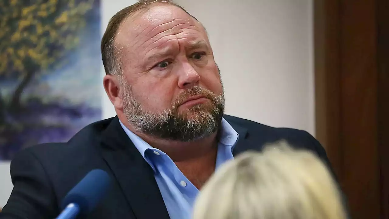 Alex Jones rudert nach Schulmassaker-Leugnung zurück