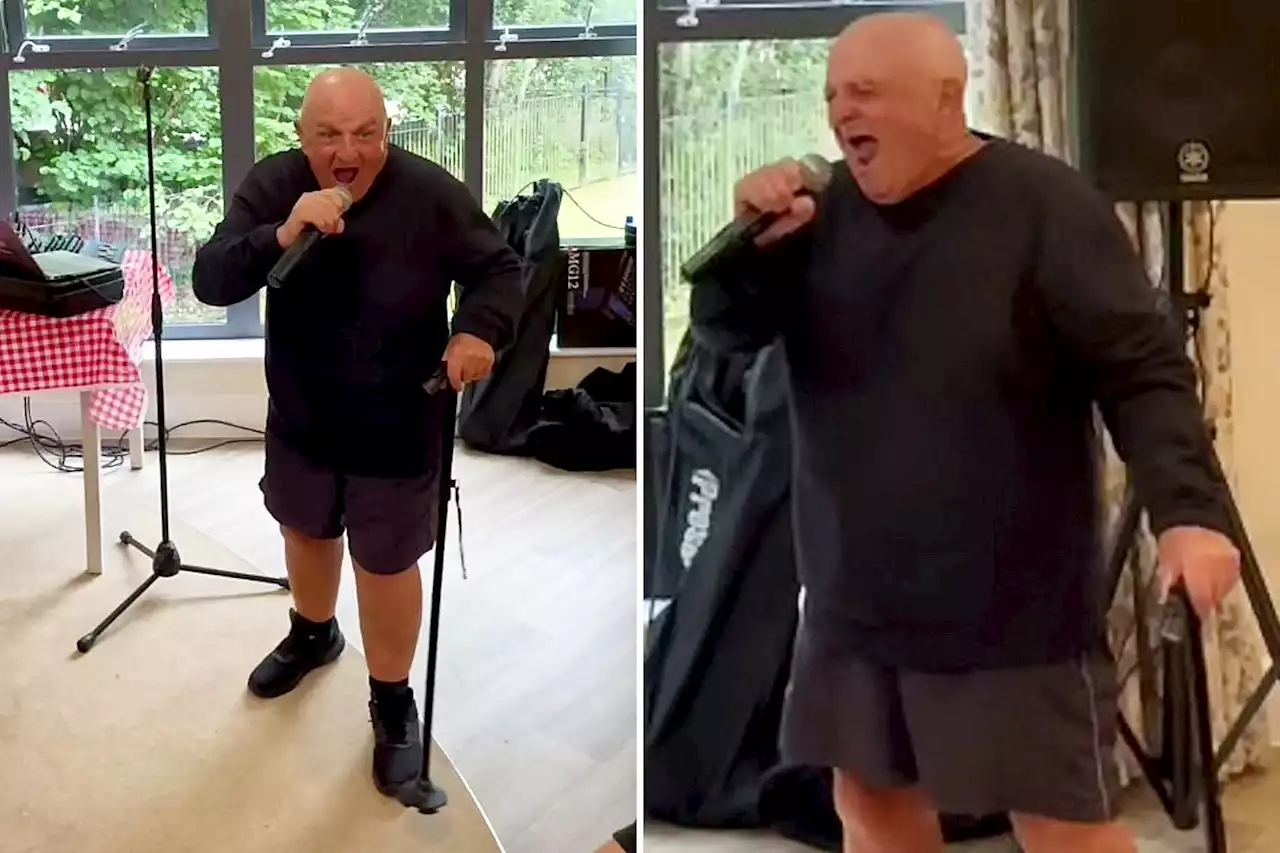 81-year-old who sang with The Beatles shocks with surprise performance