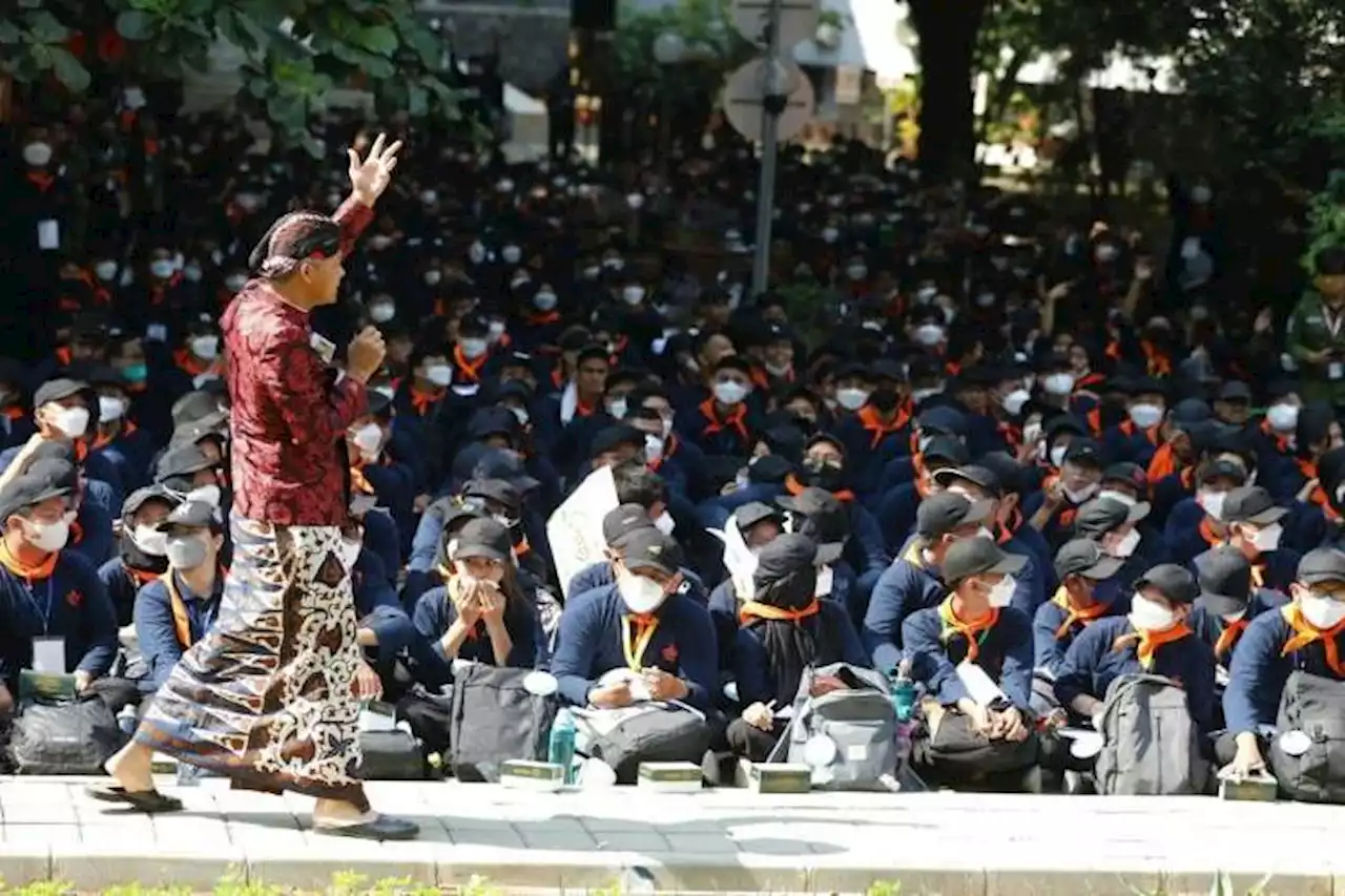 Kenakan Beskap dan Berpanas-panasan, Ganjar Motivasi Mahasiswa Teknik UGM Siapkan Diri - Pikiran-Rakyat.com