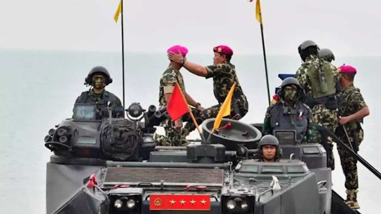 Resmi Jadi Warga Kehormatan Korps Marinir, Panglima Andika Perkasa Dikenakan Baret Ungu