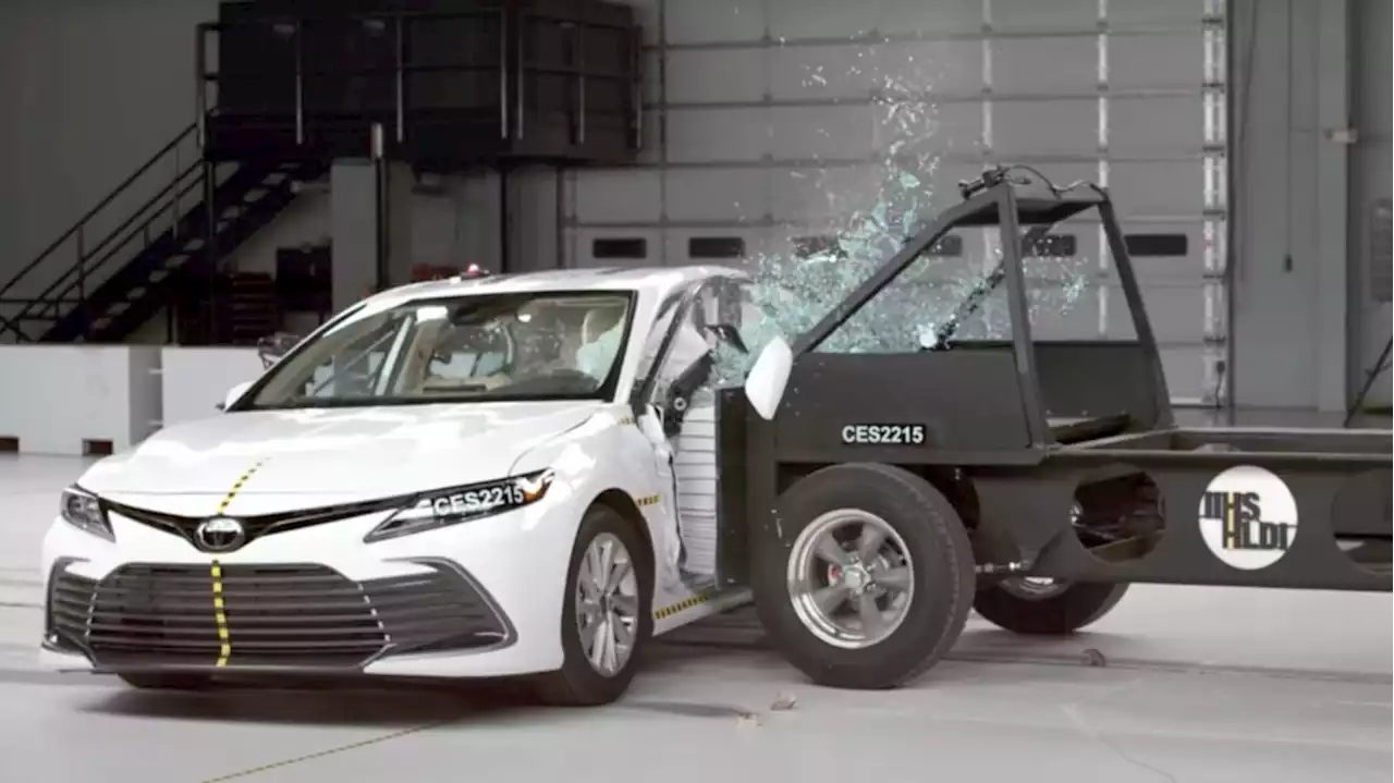 New IIHS side-impact test flunks virtually every mainstream midsize sedan