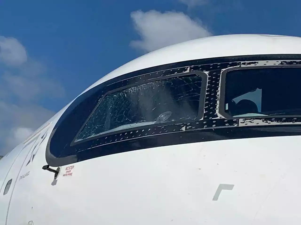 Air Canada Express flight unexpectedly returns to Pearson after windshield cracks