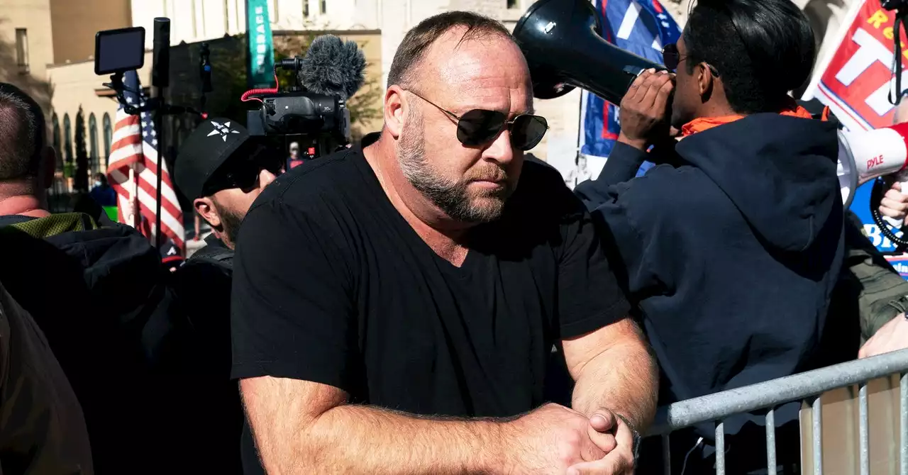 Alex Jones’ Accidental Text Dump Is Hilarious—and Alarming