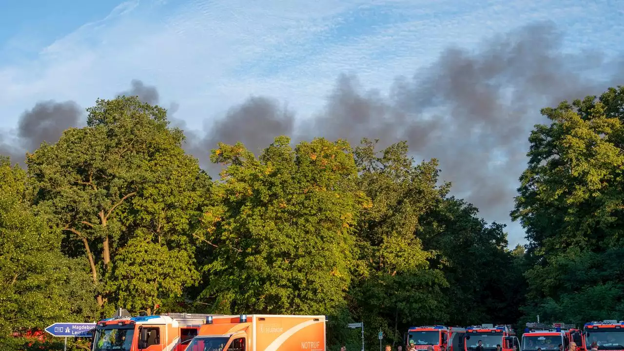 Berliner Grunewald: Brand nach Explosion - Autobahn gesperrt