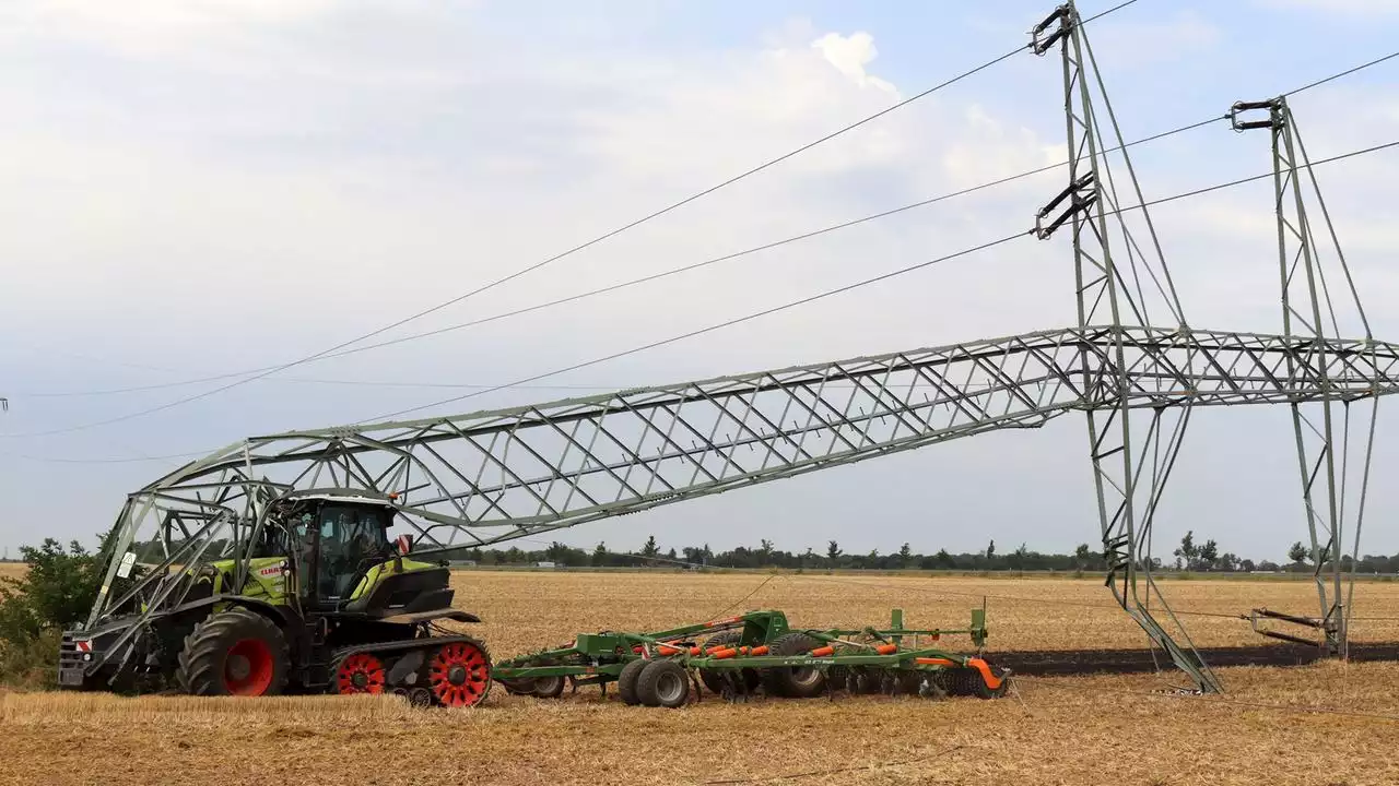 Traktor-Unfall: 16-Jähriger fährt Mast um, 65.000 ohne Strom