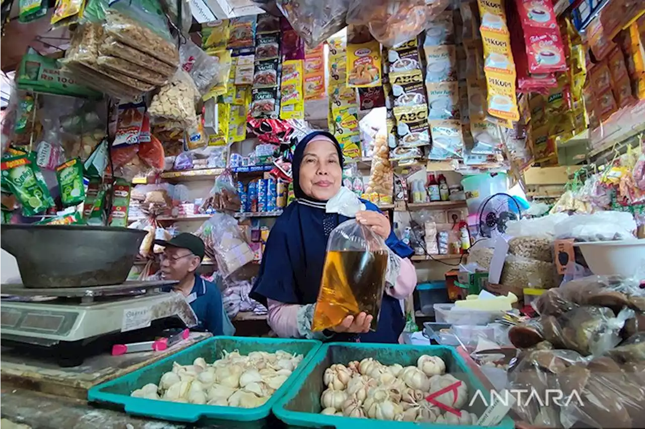 Pemkot Jakarta Timur tata PKL yang berjualan di depan Pasar Ciracas