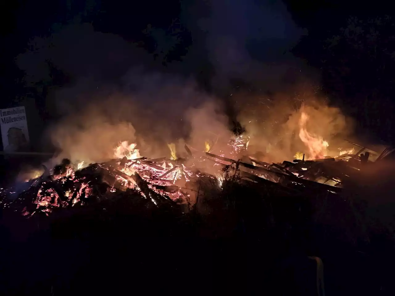 Feuerwehrmann wird bei Löscharbeiten verletzt