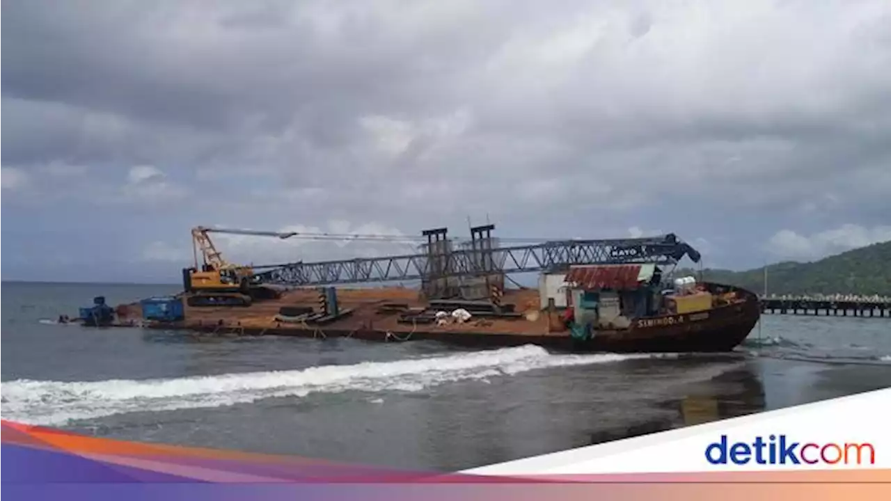 Nelayan Tanah Ampo Keluhkan Kapal Terdampar Tak Kunjung Dievakuasi