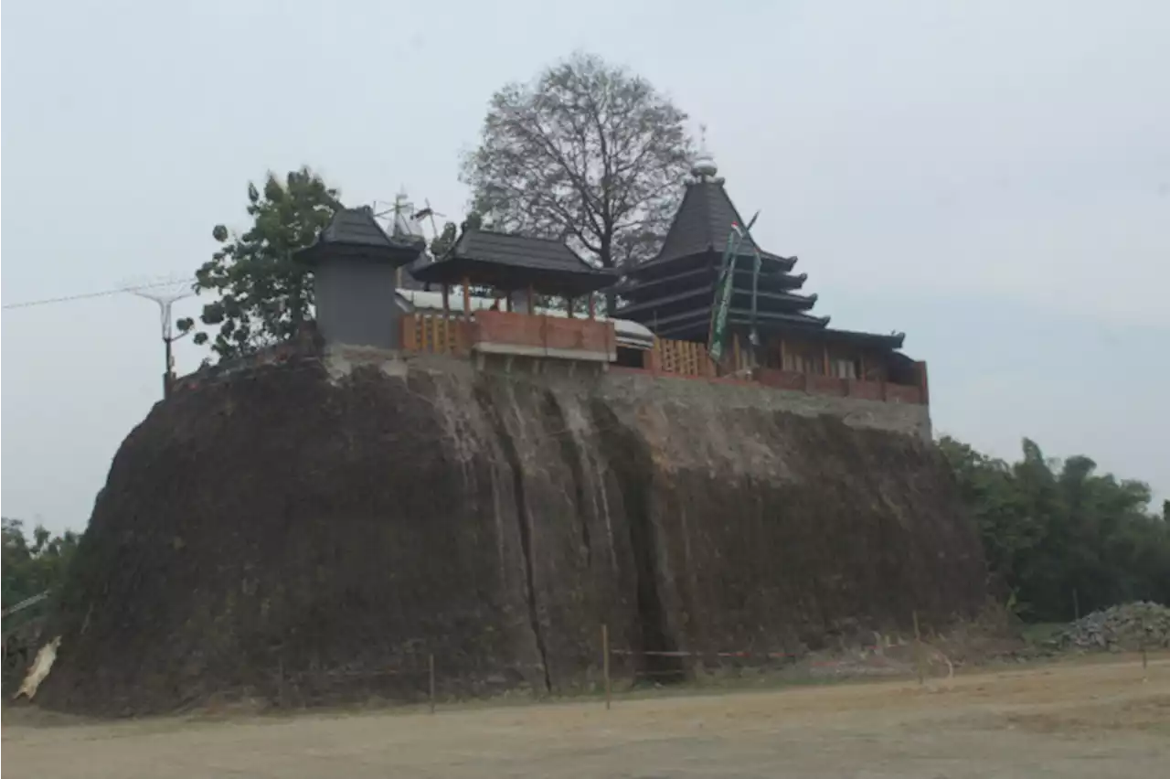 Ada Masjid Unik di Jombang, Bangunannya di Atas Bukit, Dikelilingi Galian C