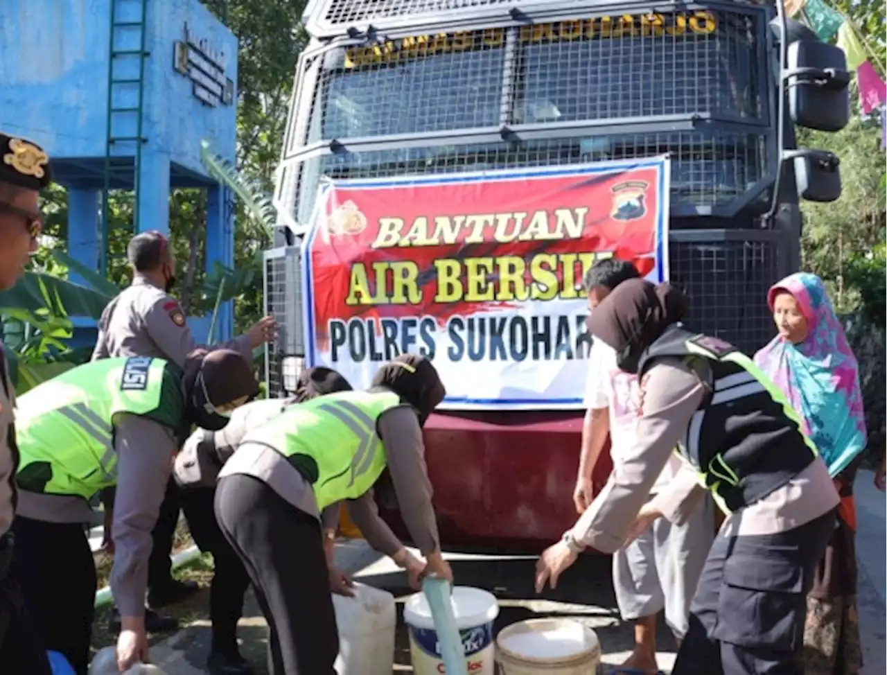 Kerahkan Water Canon, Polres Sukoharjo Droping Air Bersih di Desa Kamal