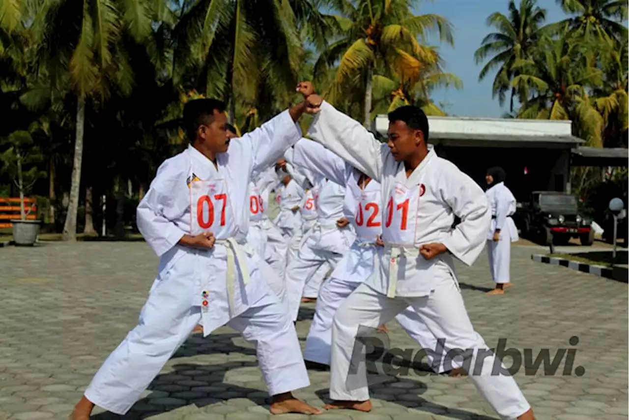 Puslatpur Lampon Gelar Kenaikan Sabuk Karate