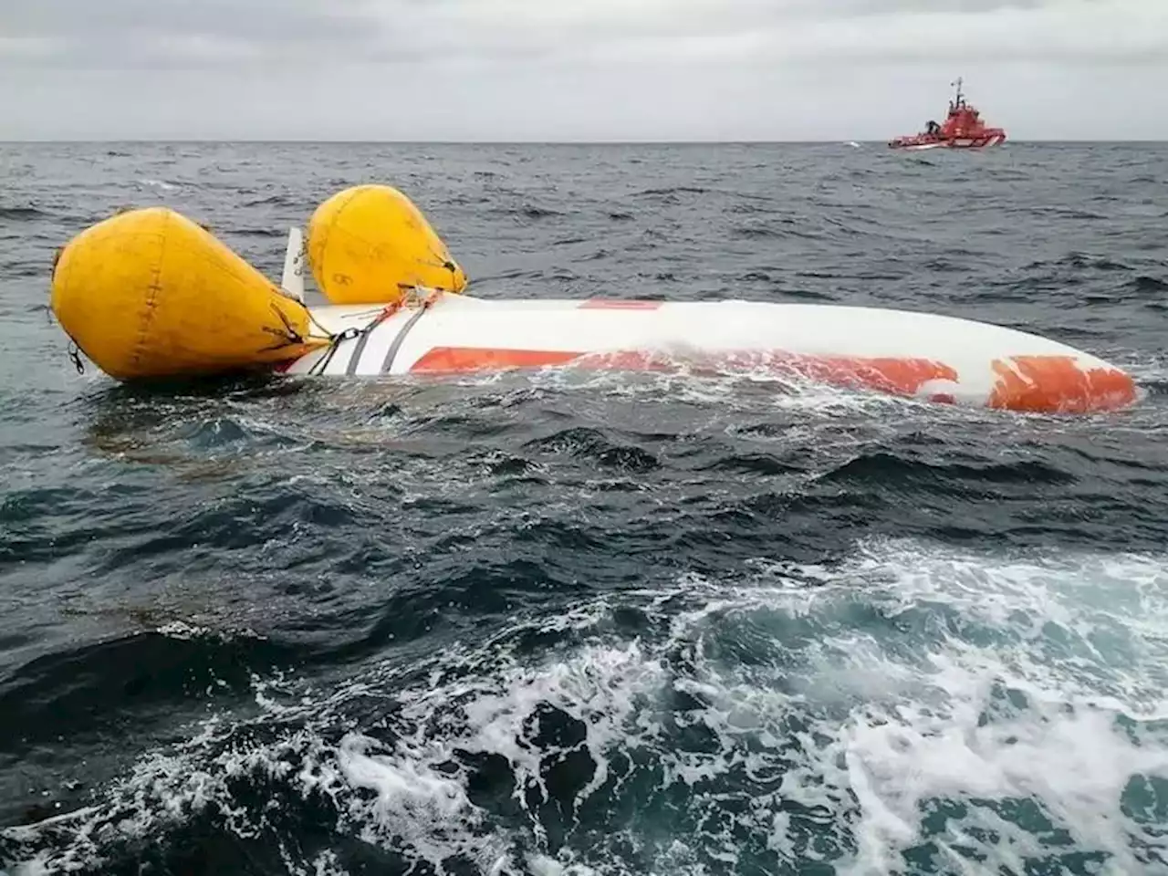 Un hombre que sobrevivió 16 horas atrapado en un velero volcado en el Atlántico gracias a una burbuja de aire