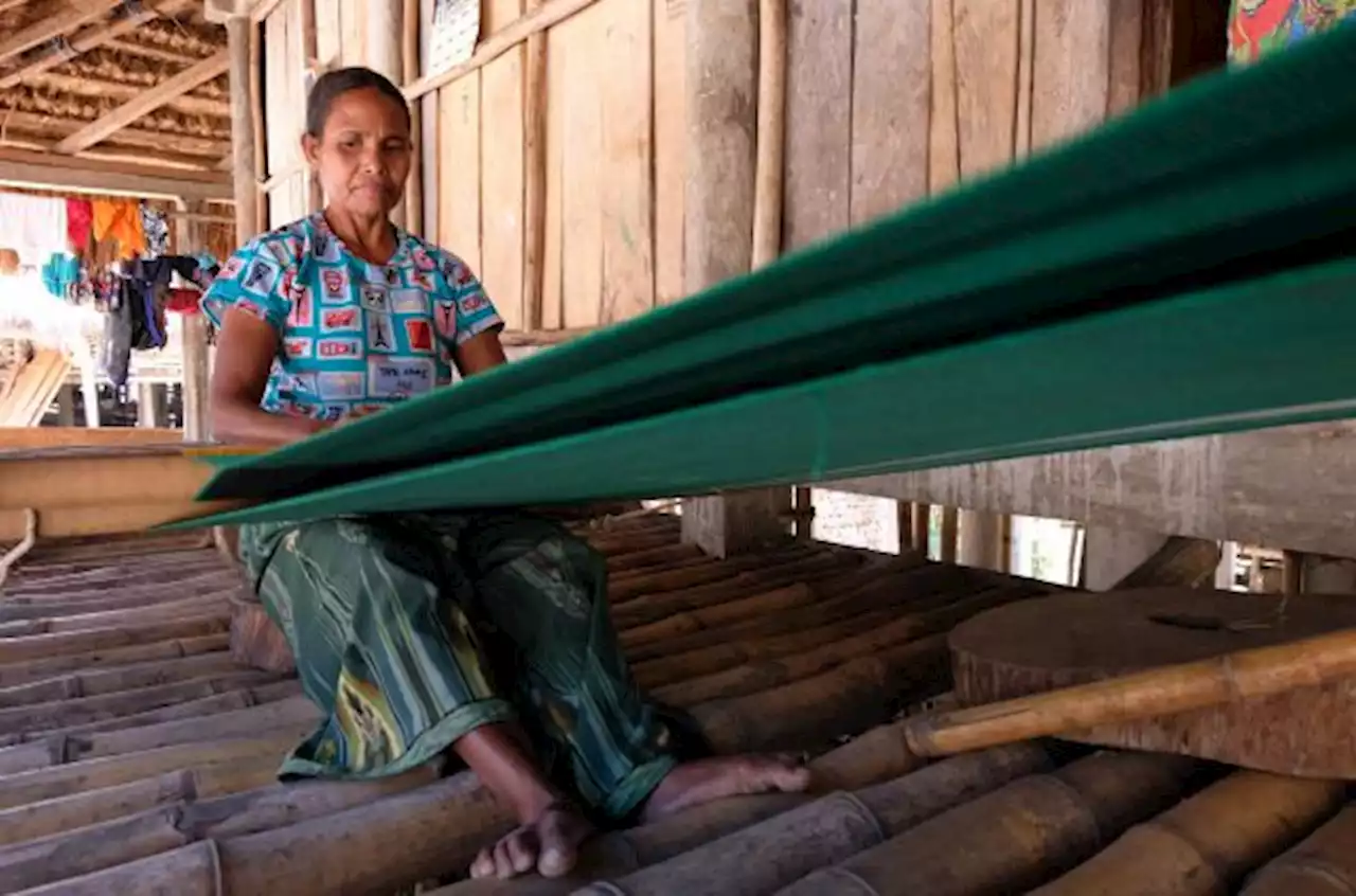 Perempuan Sumba Timur Jadi Penjaga Budaya Tenun Ikat