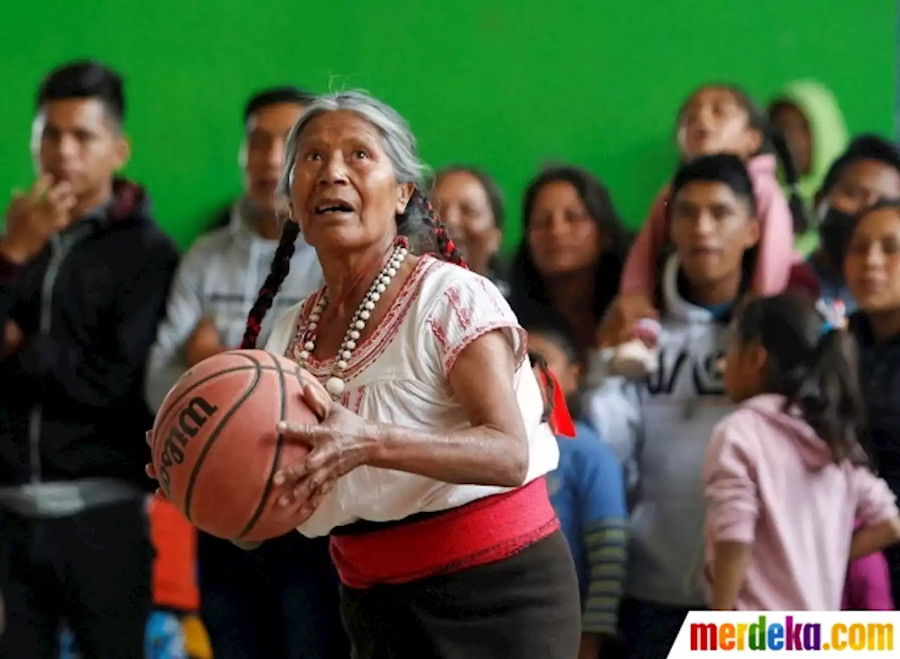 Foto : Aksi 'Nenek Jordan' Viral Jadi Bintang Bola Basket di TikTok | merdeka.com