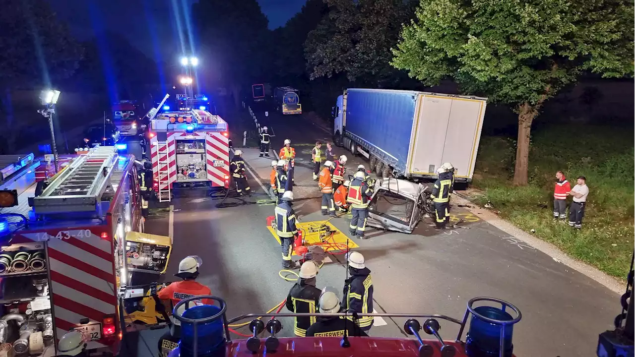 Autofahrer kracht in parkenden Lkw und stirbt