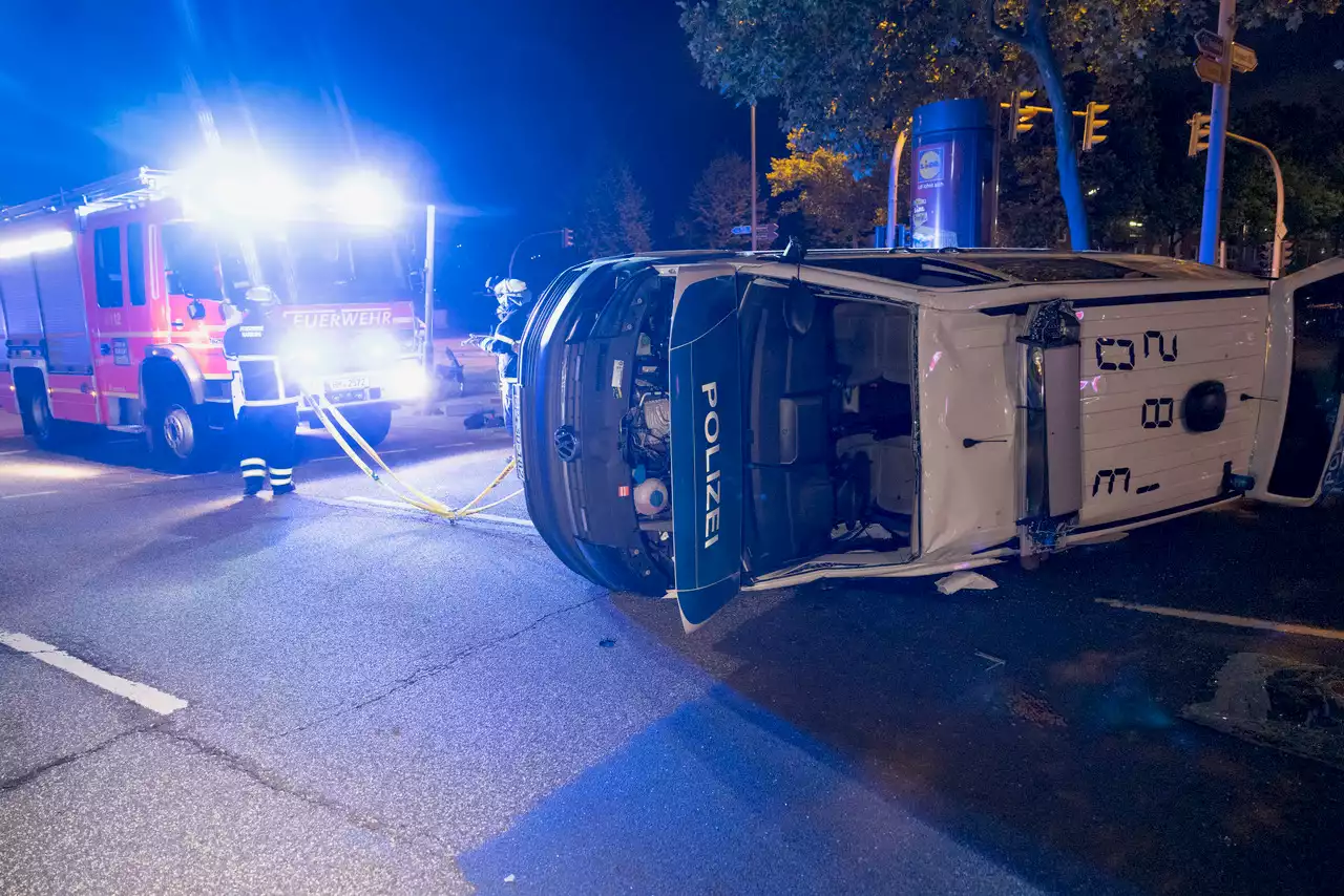 Schwerer Unfall in Hamburg: Streifenwagen überschlägt sich