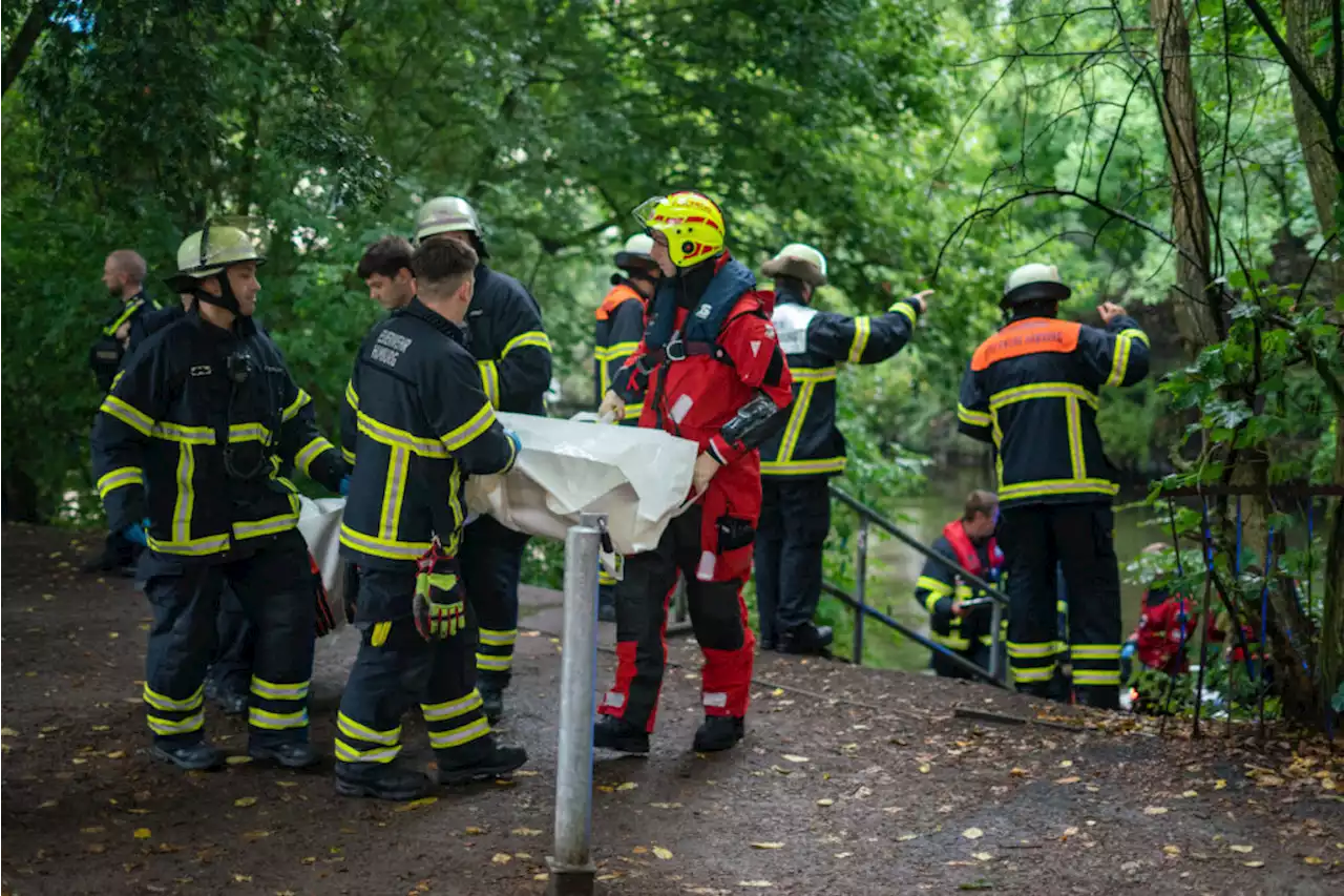 Spaziergänger entdeckt Leiche in Hamburger Kanal