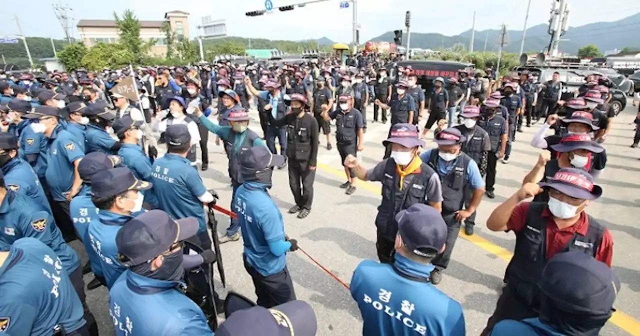 경찰 농성 진압에 강물로 뛰어든 하이트진로 화물노동자들